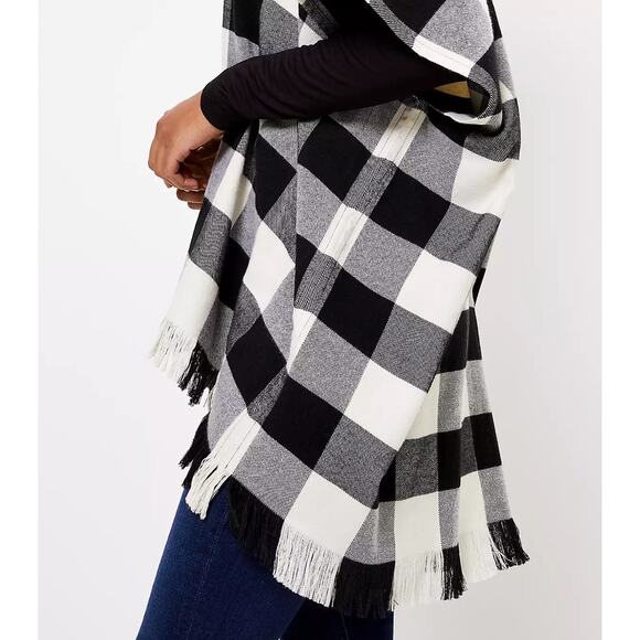 NWT Loft Buffalo Plaid Poncho Sweater XS Small Black White Western Fringe Flowy - Picture 2 of 9